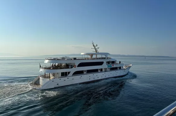 AMs Adriatic Sky on the ocean