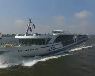 Side front shot of Oscar Wilde on the river