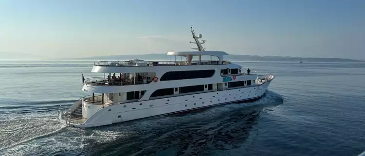 AMs Adriatic Sky on the ocean