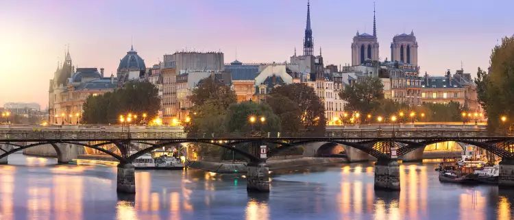 Île de la Cité island and the river Seine during sunrise, Paris